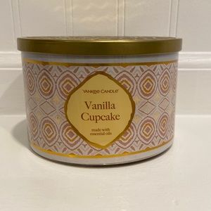 Yankee Candle ‘Vanilla Cupcake’ 🧁 candle 🕯️